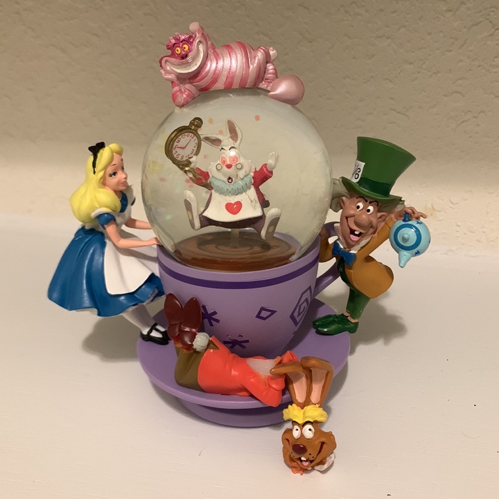 Alice in Wonderland Snowglobe💘